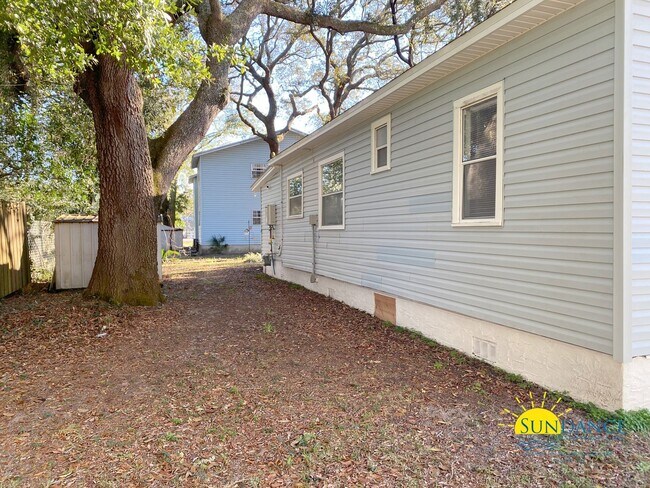 Building Photo - Beautiful 3 Bedroom Home in Fort Walton!