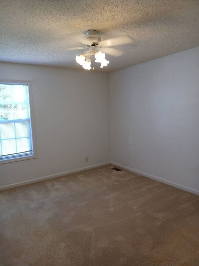 Building Photo - 3 Bedroom 2 Bathroom Home!!
