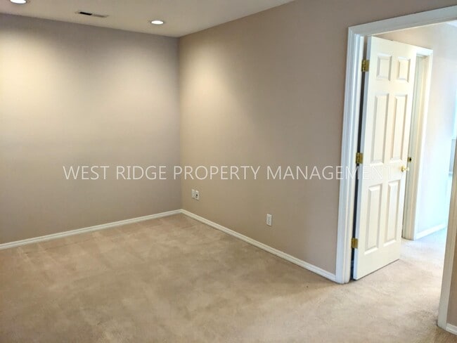 Building Photo - 14752 Davis Ln