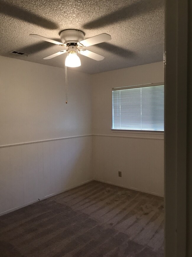 Building Photo - 8417 Edgefield Way