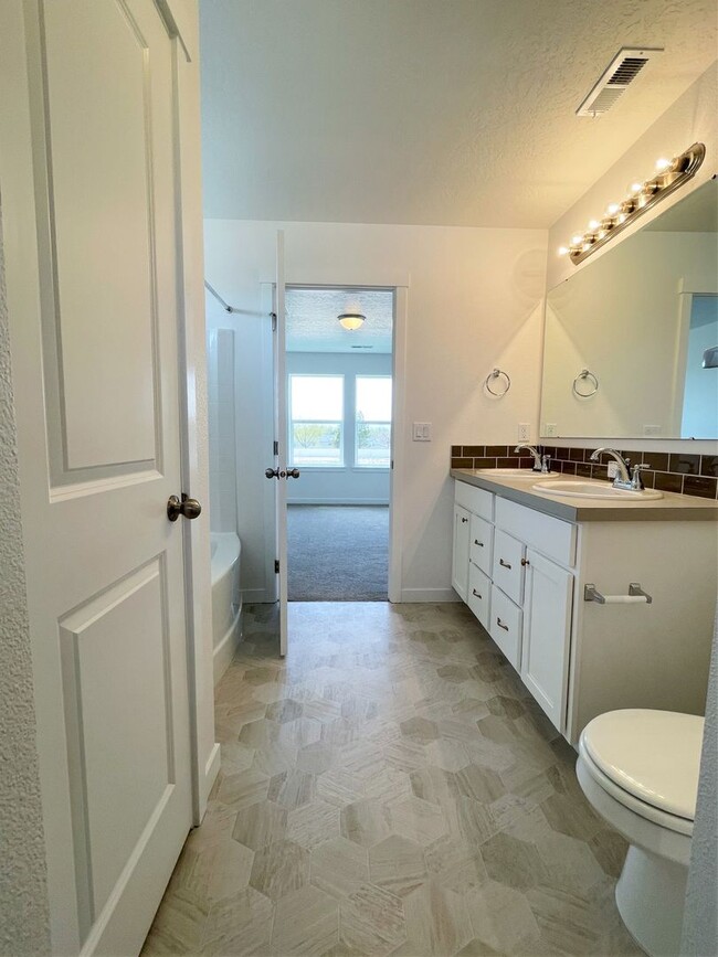 Building Photo - Bright and spacious 4 Bedroom 2.5 Bath hom...