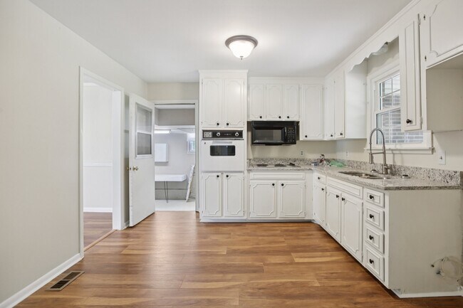 Building Photo - 8024 Regency Dr