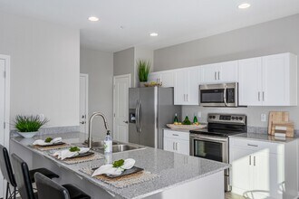 Building Photo - Luna Bear Ara Residences