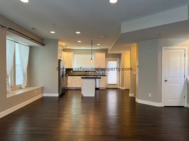 Building Photo - Stunning Townhome in Draper Creekside Comm...