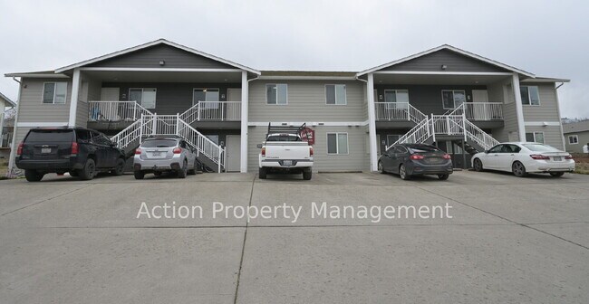 Building Photo - 2 bed 1 bath, bottom floor apartment in Port Angeles, close to Peninsula College and the Olympic ...
