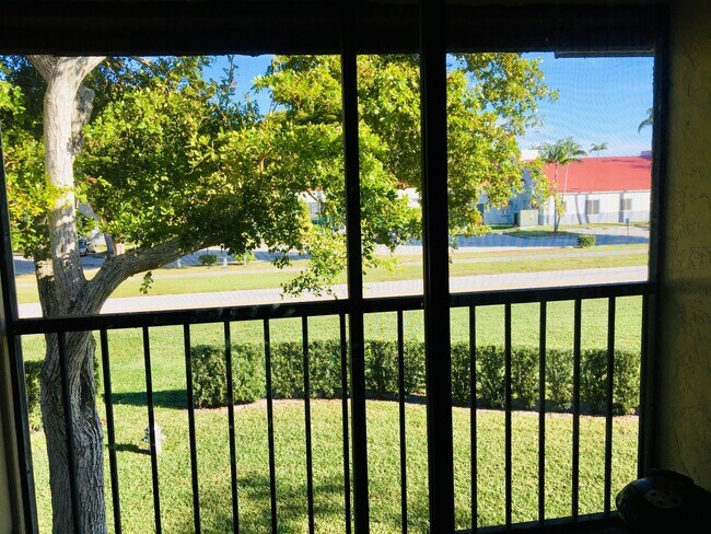 Building Photo - 6649 Somerset Dr