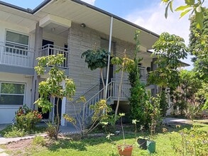 Building Photo - Cute and cozy near shops and transit