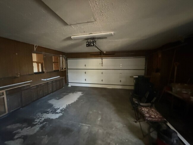 Building Photo - Spacious home right on the goldfcourse