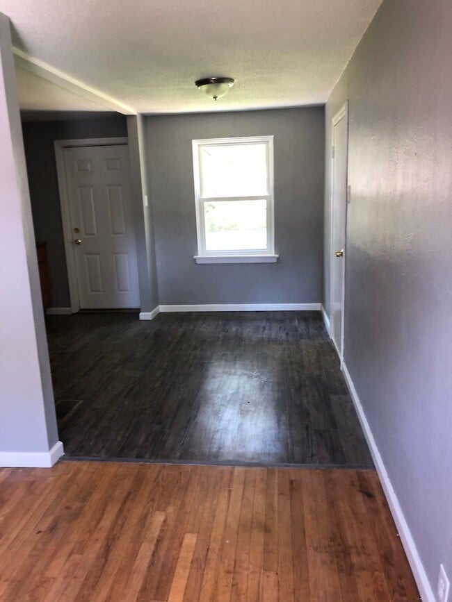 Building Photo - Beautiful Updated 2 Bedroom Home! A Must See!