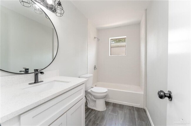 Building Photo - 25 Quince Ave