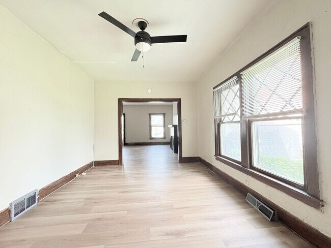 Building Photo - 303 Hillwood Dr
