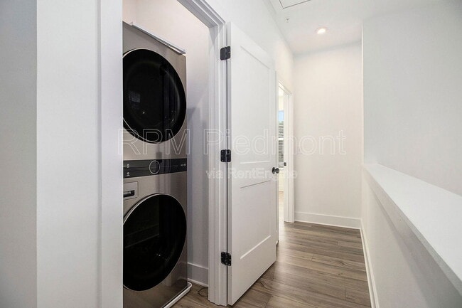 Building Photo - 205 Firefly Cir