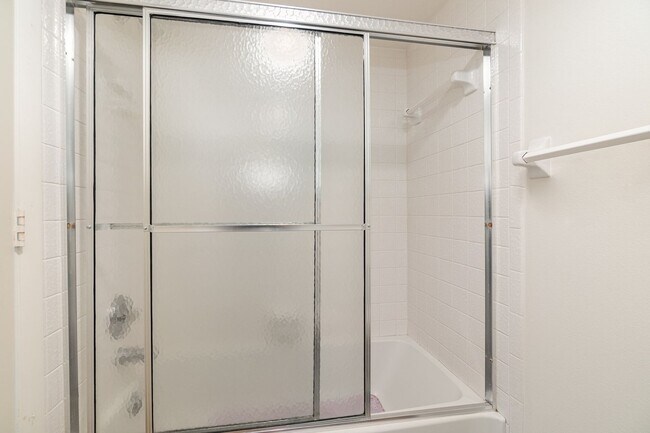 Building Photo - Furnished Seasonal Condo