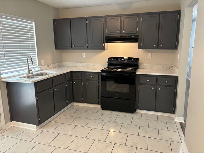 Building Photo - 145 Courtaulds Ave