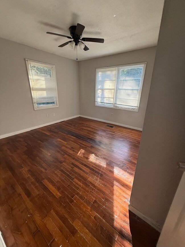 Building Photo - Charming 3 Bedroom Home on Secluded Street – Available Now!