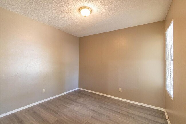 Building Photo - 701 Country Aire Dr