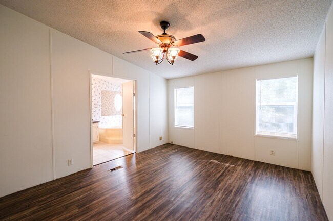 Building Photo - 3bed/2bath Mobile Home Available in Noble ...