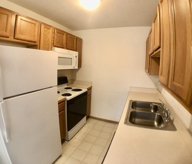 Building Photo - 1625 Flynn Ln