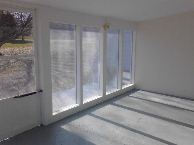 Building Photo - 205 N Cedar St