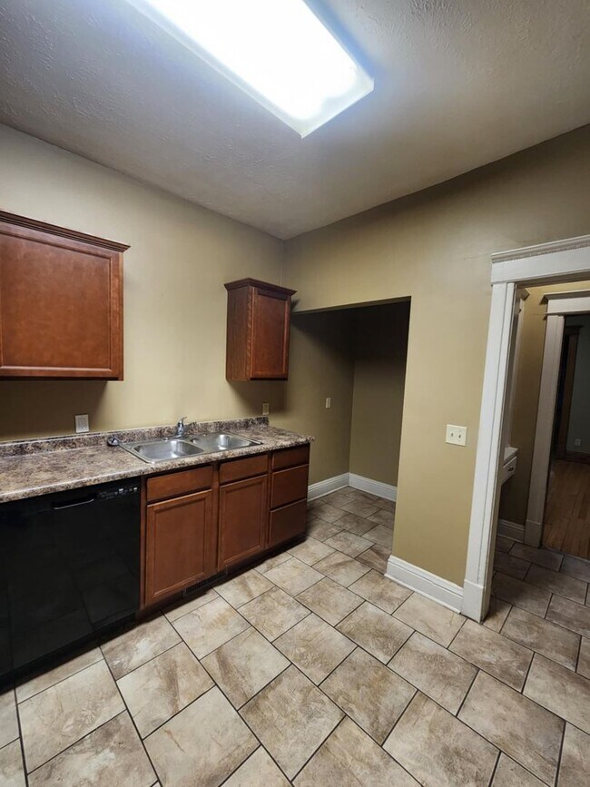Building Photo - Three Bedroom Villa in Downtown Omaha!
