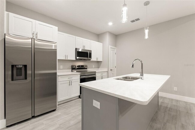 Building Photo - 330 Royal Palm Wy