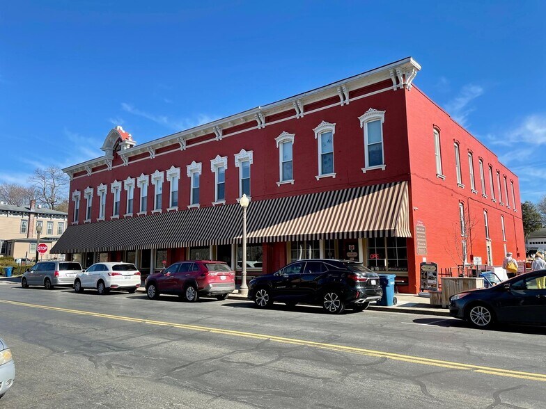 Building Photo - 140 N Canal St