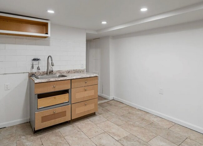 Building Photo - 2 Kitchen Home in Forest Hills