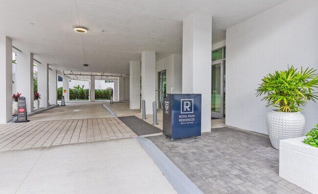 Building Photo - 485 E Royal Palm Rd