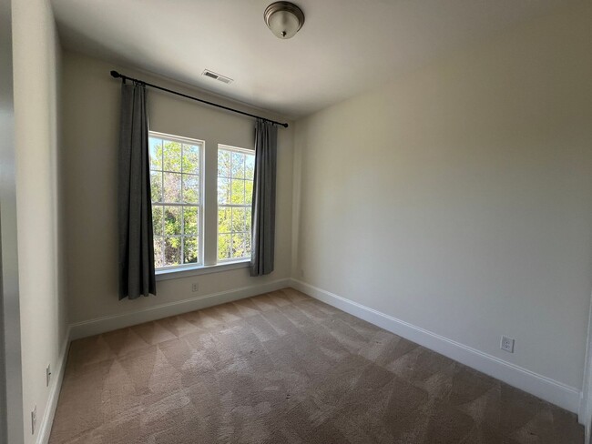Building Photo - Beautiful Townhome in Central Myrtle Beach!