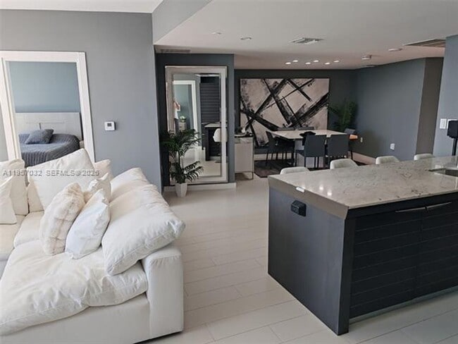 Building Photo - 200 Biscayne Blvd Way