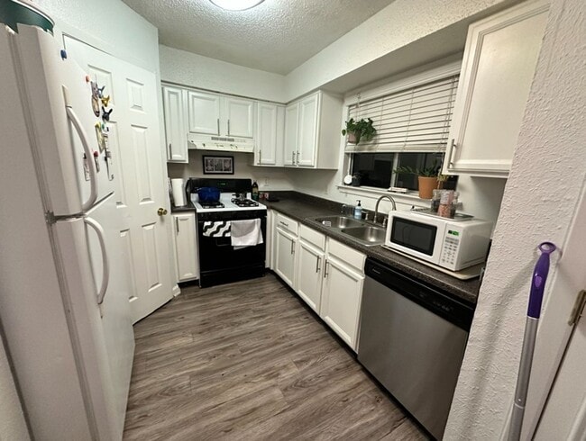 Building Photo - 2bd/1ba Townhome - South Lamar - Close to Downtown - Fenced Patio - $1450