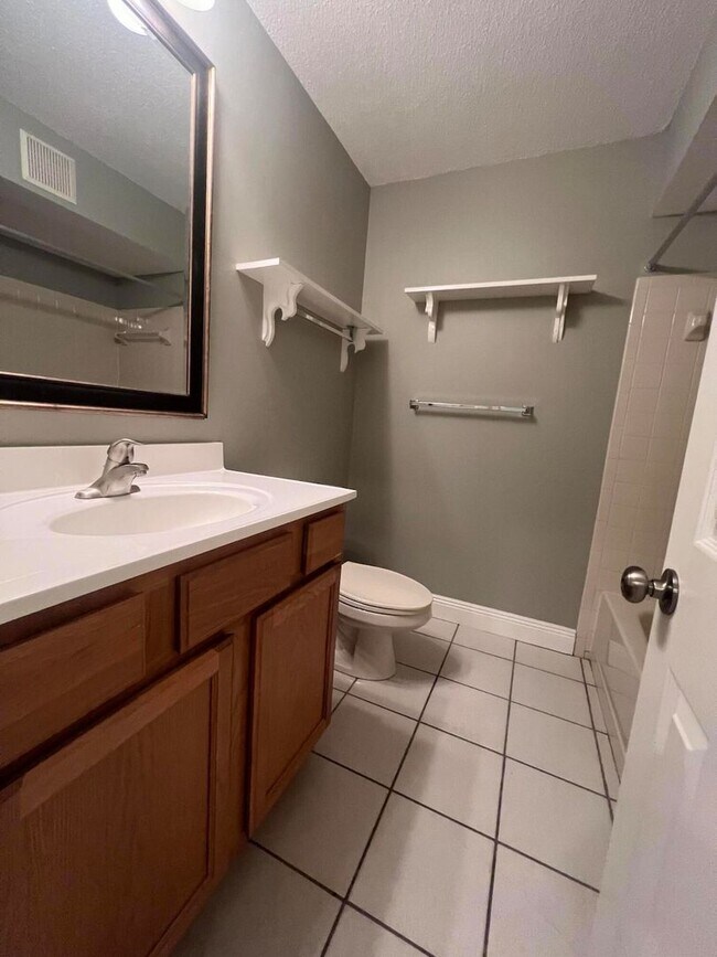 Building Photo - Cute 2 Bedroom 2 Bathroom Townhome For Rent!