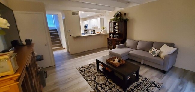Building Photo - 2 Bedroom Townhome with Pool and Clubhouse/Centrally Located!!