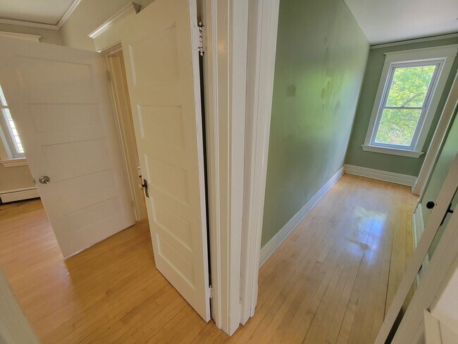 Building Photo - AVAILABLE JUNE 1st - 5 Bed 1.5 Bath Located In East Hillside