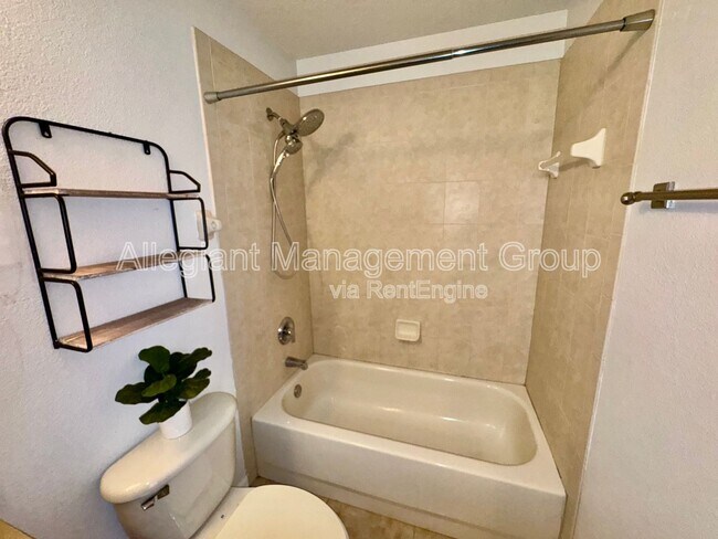 Building Photo - 12613 Somerset Oaks St