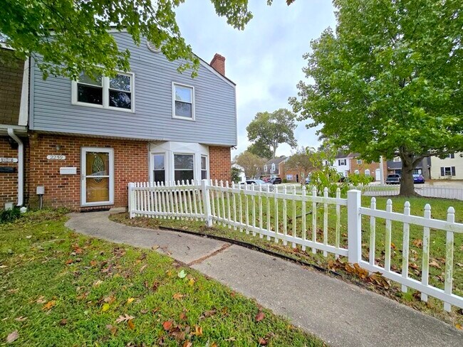 Building Photo - SPACIOUS 4 BED/2.5 TOWNHOME IN GREAT NECK!...