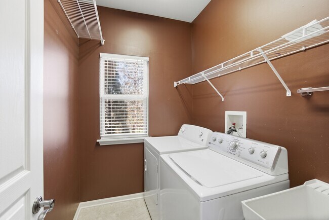 Building Photo - 715 Blue Ridge Dr