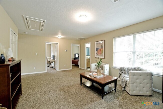 Building Photo - 2012 Wood Glen Dr