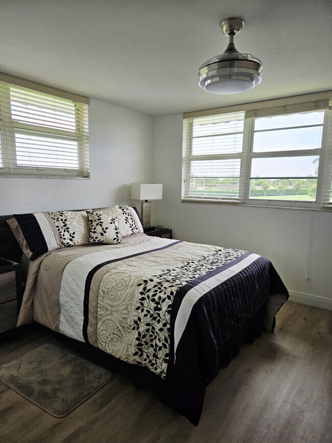 Building Photo - 9923 S Hollybrook Lake Dr