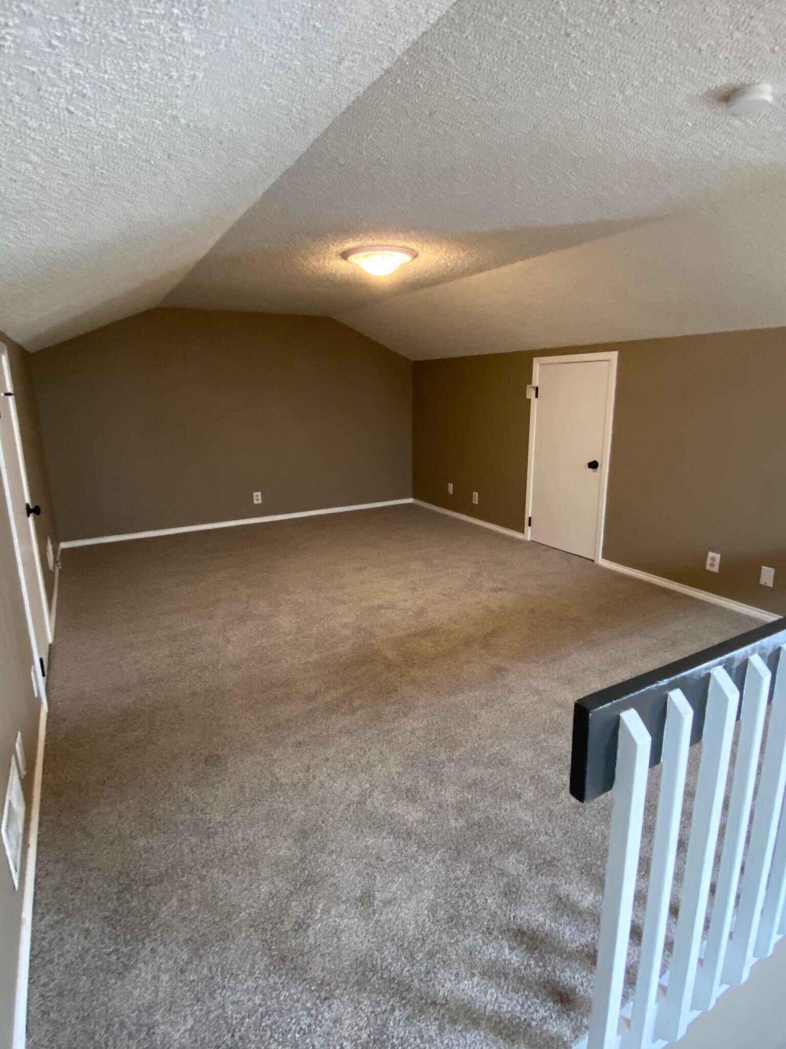Loft - 4528 Lanham St