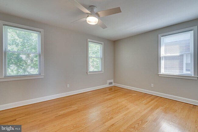 Building Photo - 425 E Luray Ave
