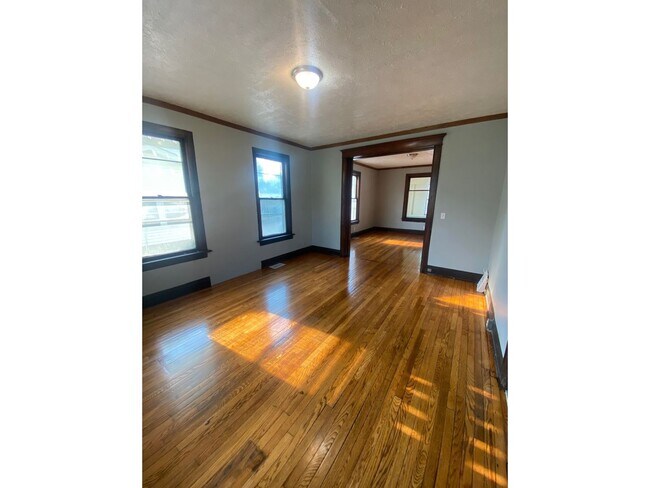 Building Photo - Little Bohemia 4 bedroom home