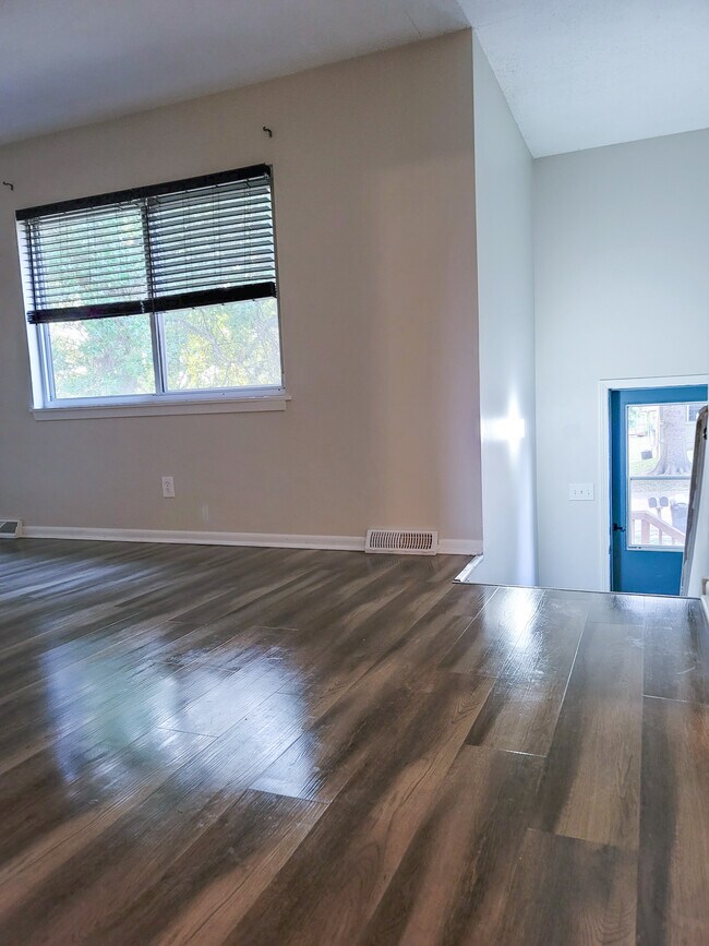 Building Photo - 7219 Montana Ave