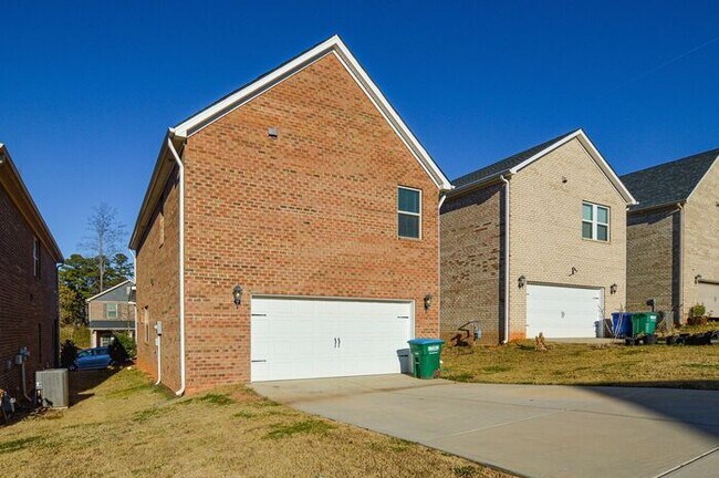 Building Photo - Like New All Brick Home in Mint Hill!