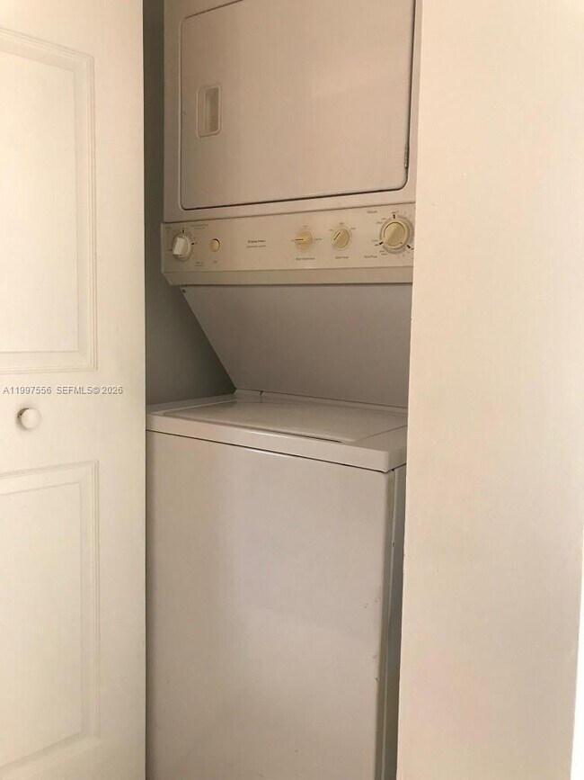 Building Photo - 10165 Twin Lakes Dr