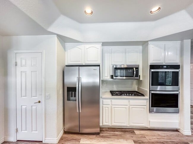Building Photo - 32971 N Peak Dr