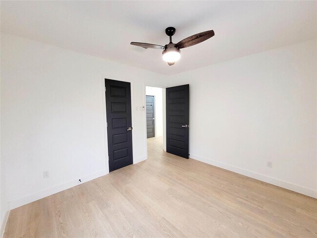 Building Photo - 317 W Houston Ave