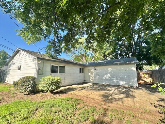Building Photo - Available NOW - 3 Bed Home Near Bidwell Park