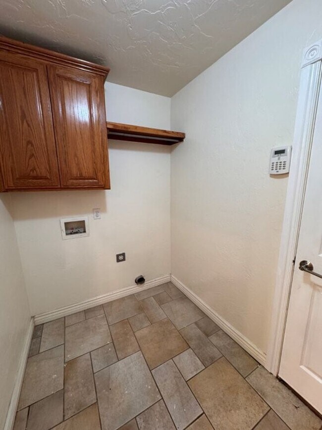 Building Photo - 3 bed, 2 living area, 2.5 baths with storm shelter gazebo!  This home has everything you need, ca...