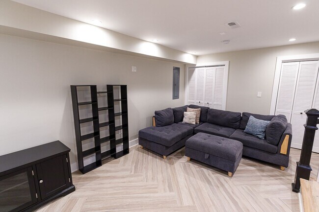 Building Photo - Beautifully Updated 4 Bed/3.5 Bath Row-Hom...